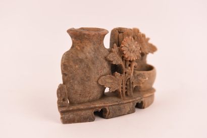 Petit vase en pierre sculptée, représentant...
