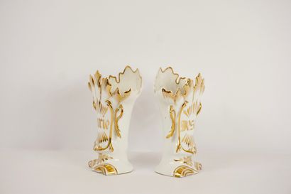 Paire de vases cornets en porcelaine. Epoque...