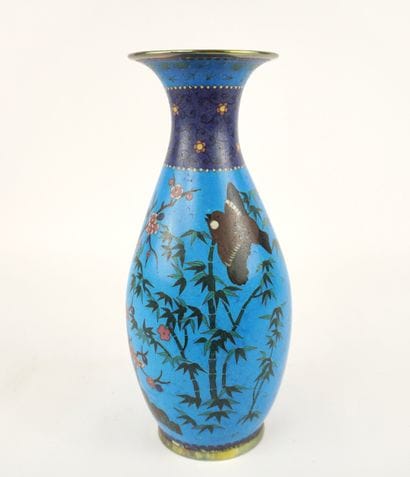 XXe (milieu). Vase cloisonné. Décors de fleurs,...