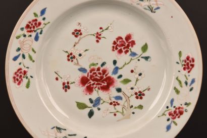 Chine XVIIIe. Assiette famille rose.
Dia...