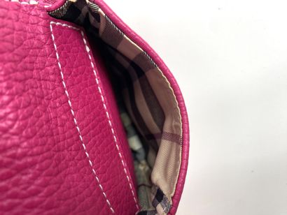 BURBERRY. Petit sac à main de couleur fushia...