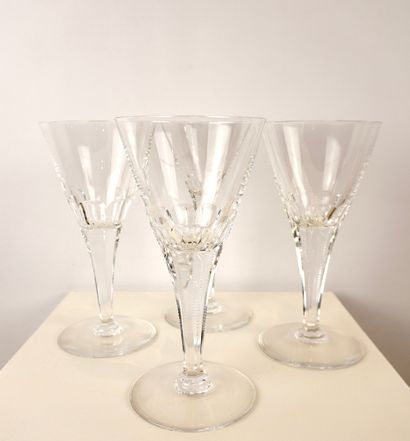 4 grands verres en cristal marqué 