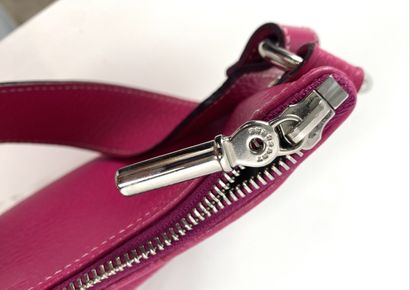 BURBERRY. Petit sac à main de couleur fushia...