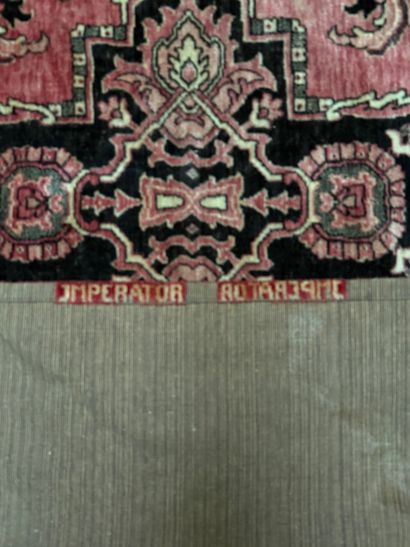 Tapis Art-Déco. Petite restauration à prévoir.
Dimensions...
