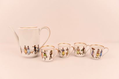Porcelaine. Cinq petits verres à goutte en...