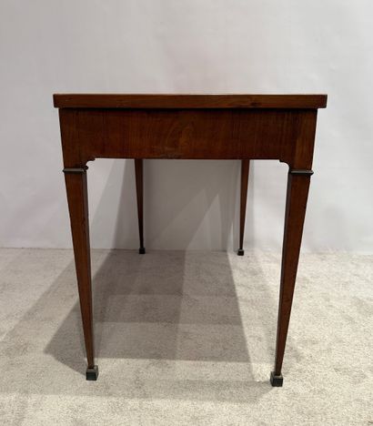 Table tric-trac en placage. Acajou, ébène,...