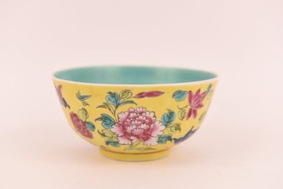 Chine. Famille jaune. Bol en porcelaine vers...