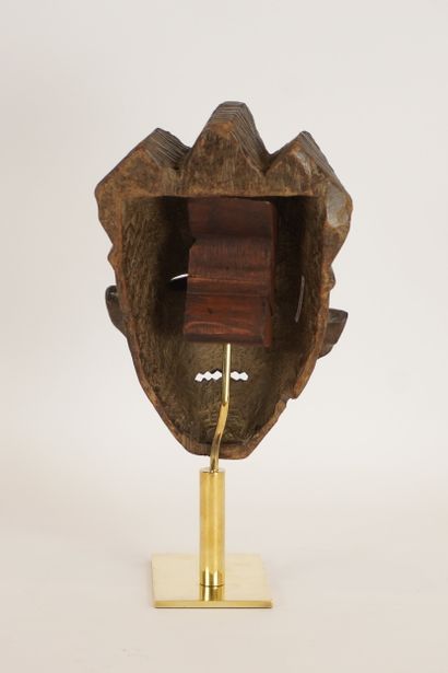 Art Tribal. Masque Tchokwe. Congo. Beau socle...