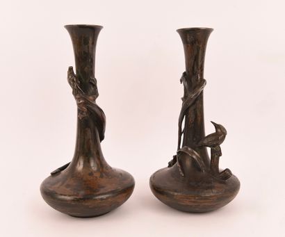 Japon. Paire de petits vases en étain patiné,...