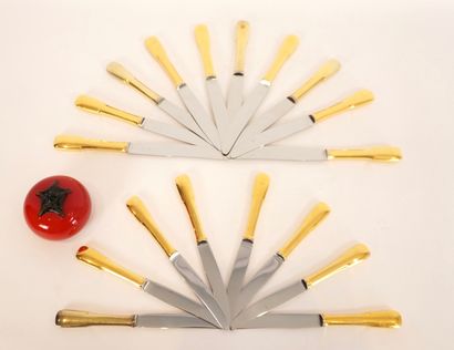 Métal doré. Série de couverts. 
10 Grandes...