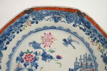 Chine XVIIIe. Assiette octogonale décors...