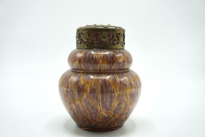 PIQUE FLEURS 066. En verre brun. Petit