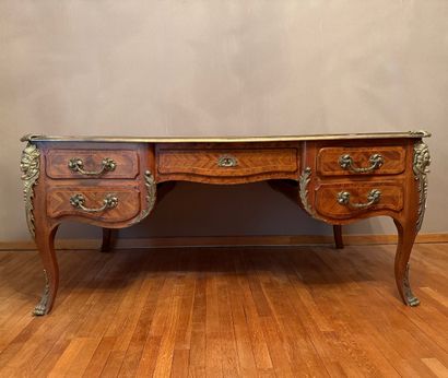 Style Louis XV. Epoque 1880-1920. Grand bureau...