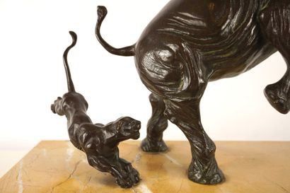 G. DARIS. Sculpture en bronze sur un socle...