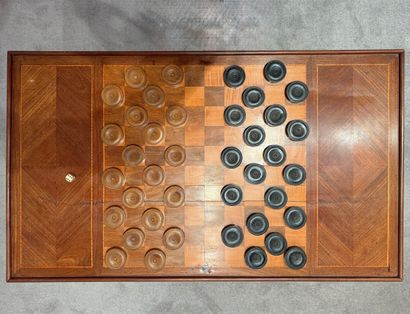 Table tric-trac en placage. Acajou, ébène,...