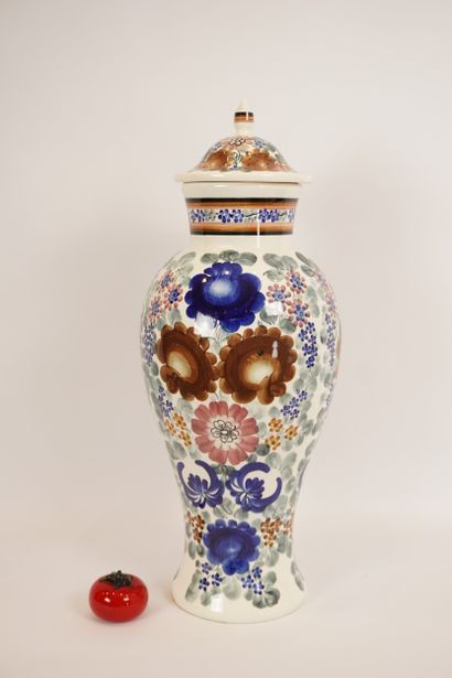 Céramique. Grand vase couvert, dominante...