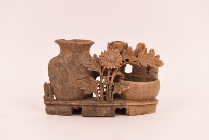 Petit vase en pierre sculptée, représentant...
