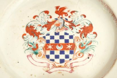Chine. Plat armorié XVIIIè. Cassé.