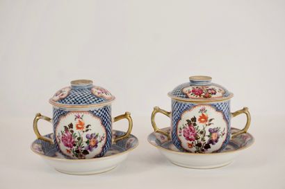 Paire de tasses couvertes et leurs sous-tasses....