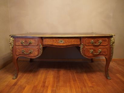 Style Louis XV. Epoque 1880-1920. Grand bureau...