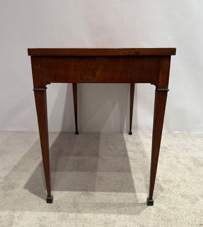 Table tric-trac en placage. Acajou, ébène,...