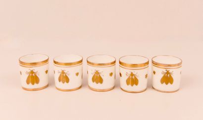 Porcelaine. Cinq petits verres à goutte en...