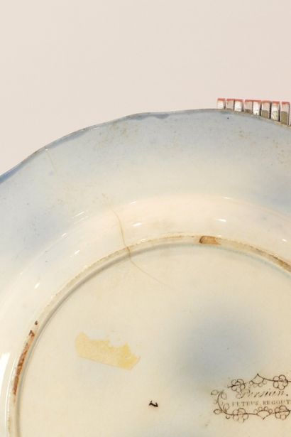 2 assiettes en faïence et porcelaine. Marquées