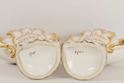 Paire de vases cornets en porcelaine. Epoque...