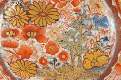 Chine XVIIIe. Paire d'assiettes, décors Imari....