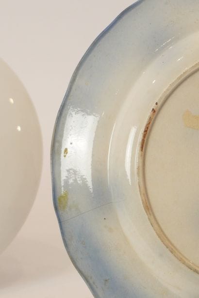 2 assiettes en faïence et porcelaine. Marquées