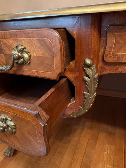 Style Louis XV. Epoque 1880-1920. Grand bureau...