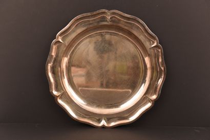 Plat rond en métal argenté.