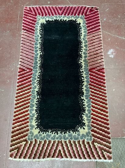 Tapis Art-Déco. Petite restauration à prévoir.
Dimensions...