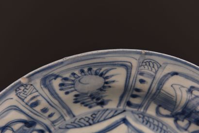 Chine XVIIIe. Plat Bleu Blanc. Egrenures...