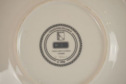 Assiettes en porcelaine D 21 cm. Rehaut d'or....