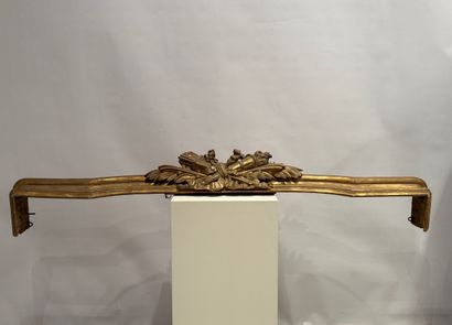 Bois doré vers 1850. Cache tentures ou cantonnière....