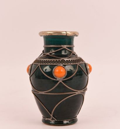Vase en céramique émaillée verte avec quatre...