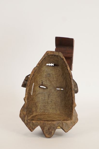 Art Tribal. Masque Tchokwe. Congo. Beau socle...