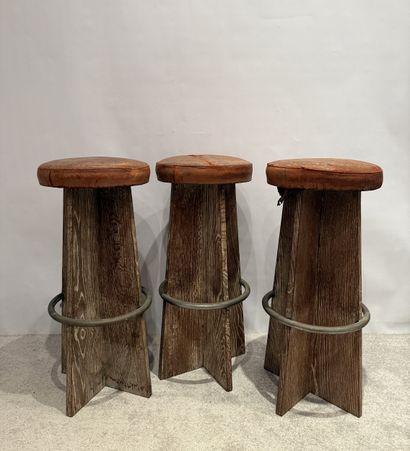 Art déco. Trois tabourets en chêne cérusé.
Garniture...