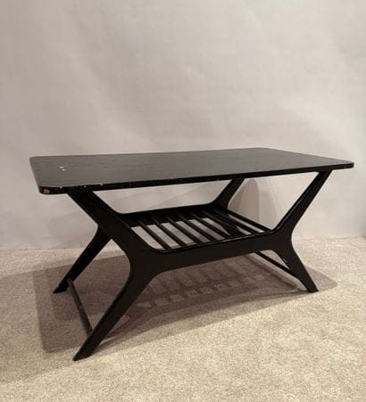 Années 1960. Table de salon ou table basse.
Probablement...