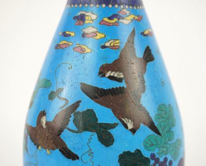 XXe (milieu). Vase cloisonné. Décors de fleurs,...