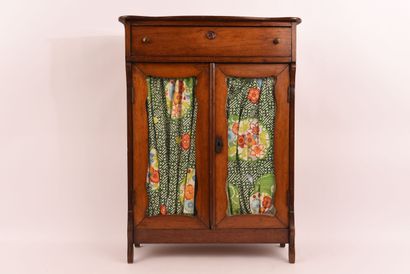 Petite armoire de poupée vitrée en acajou,...