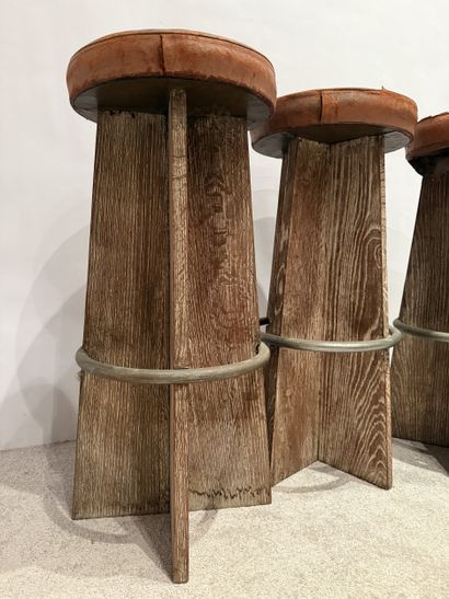 Art déco. Trois tabourets en chêne cérusé.
Garniture...
