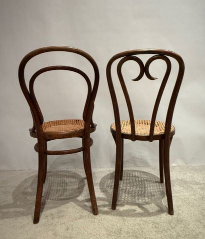 THONET. Deux chaises bistrot. Modèles différents....