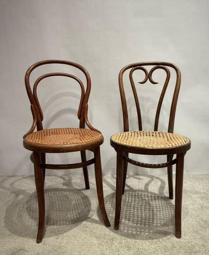 THONET. Deux chaises bistrot. Modèles différents....