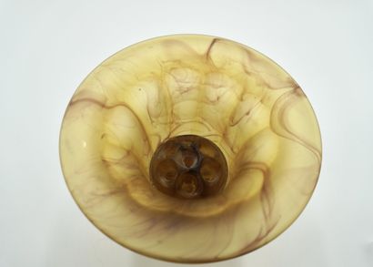 Art-déco.PIQUE FLEURS 116. Forme d'une vasque...