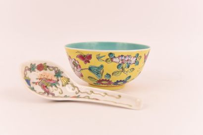 Chine. Famille jaune. Bol en porcelaine vers...