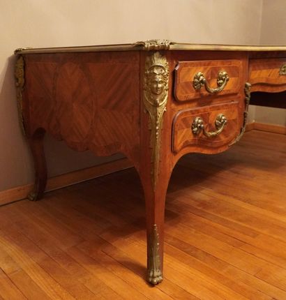Style Louis XV. Epoque 1880-1920. Grand bureau...