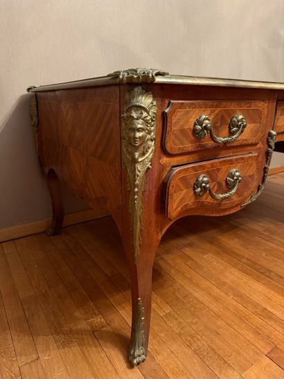 Style Louis XV. Epoque 1880-1920. Grand bureau...