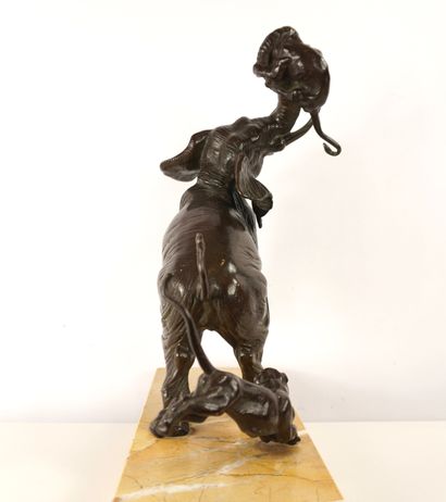 G. DARIS. Sculpture en bronze sur un socle...